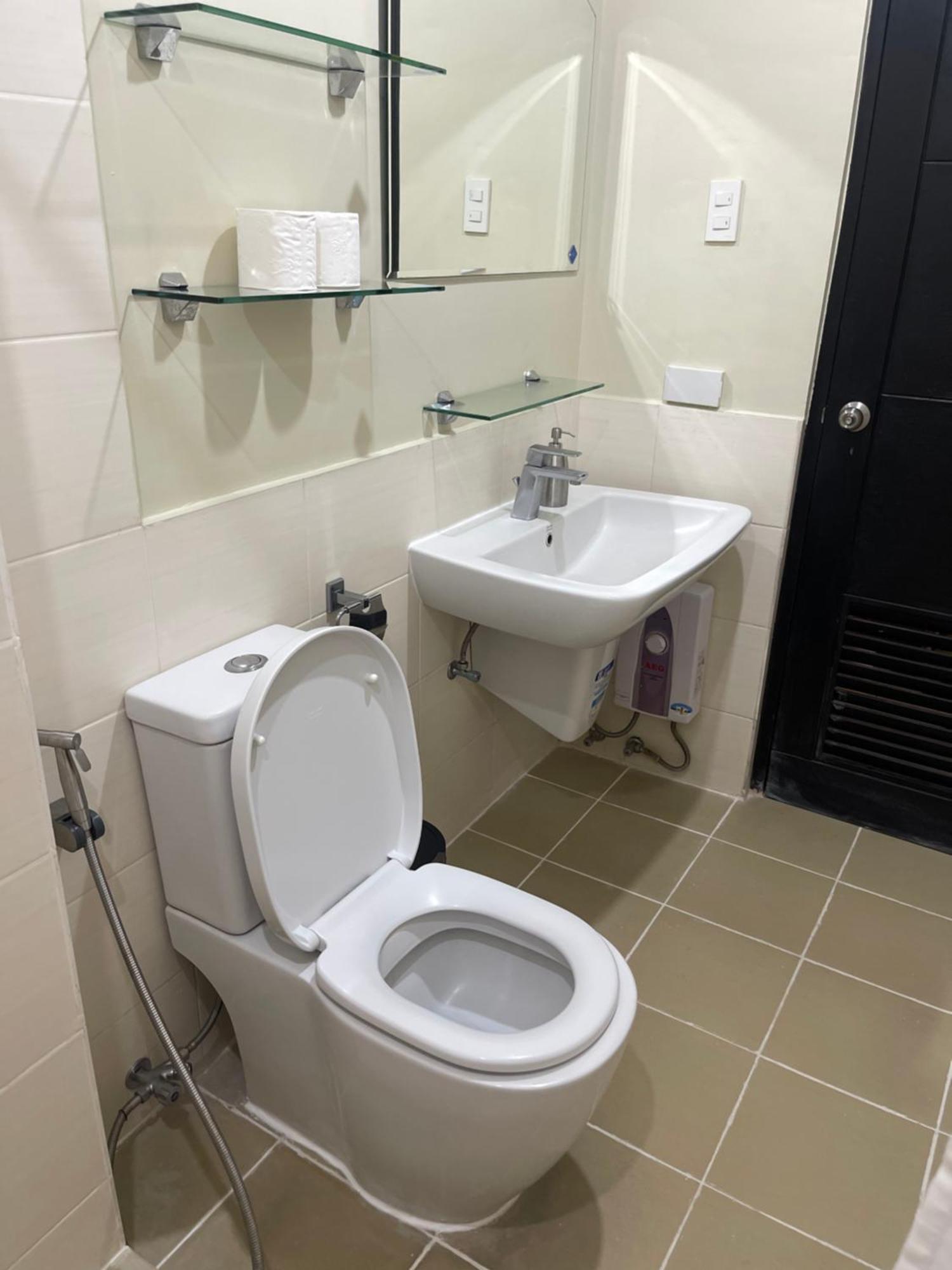 With Direct Access To Shopping Mall In Apartment *
